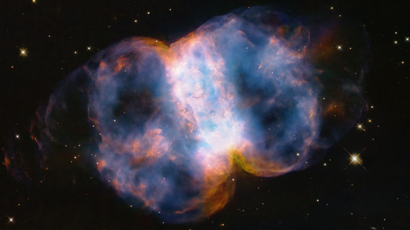Телескоп Хаббл отметил 34-ю годовщину работы красочным изображением туманности Гантель
