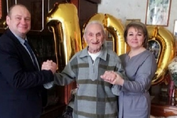 Ветерану-долгожителю Эпштейну исполнилось 100 лет. Он освобождал Ленинград и Сиверский