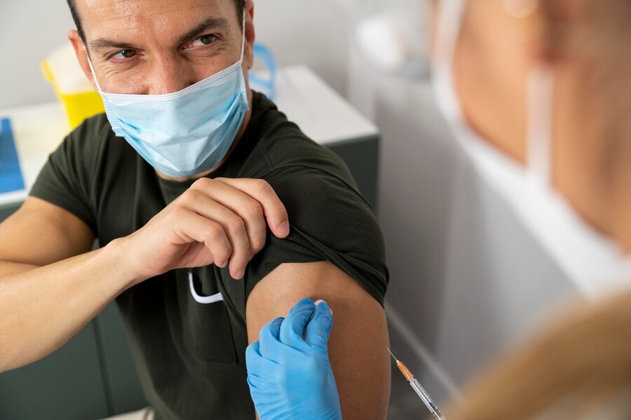 Компания AstraZeneca признала, что её вакцина от COVID-19 может вызвать тромбоз