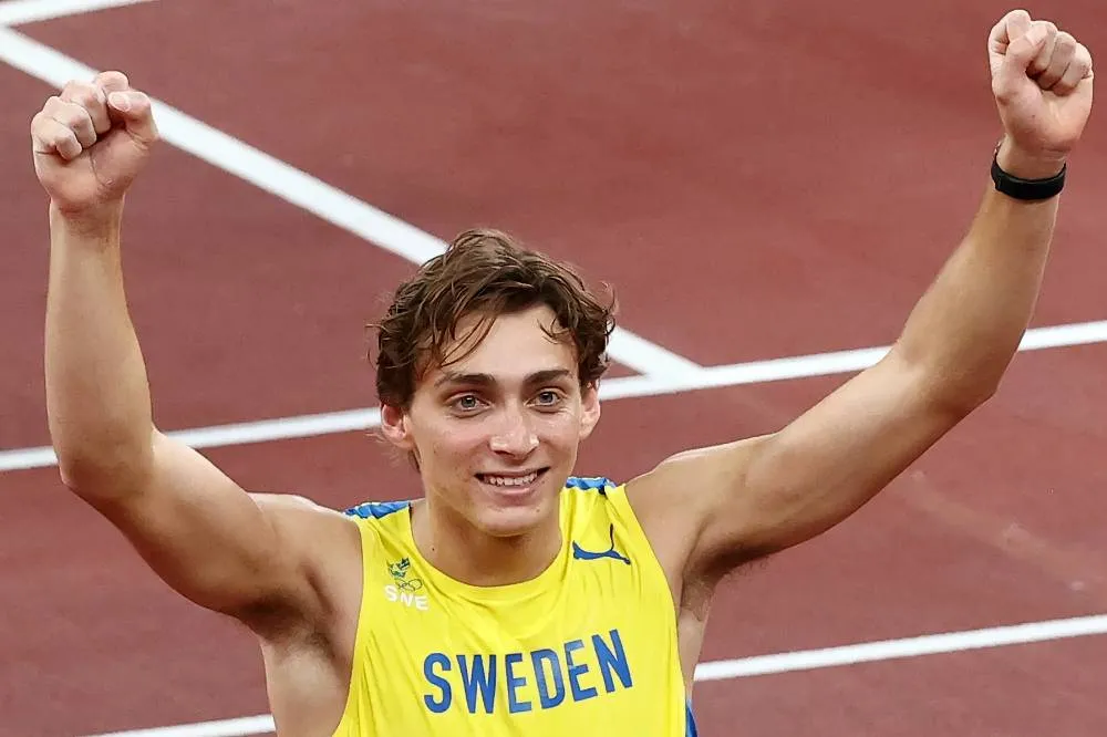 Швед Дюплантис обновил мировой рекорд в прыжках с шестом, взяв высоту 6,24 метра