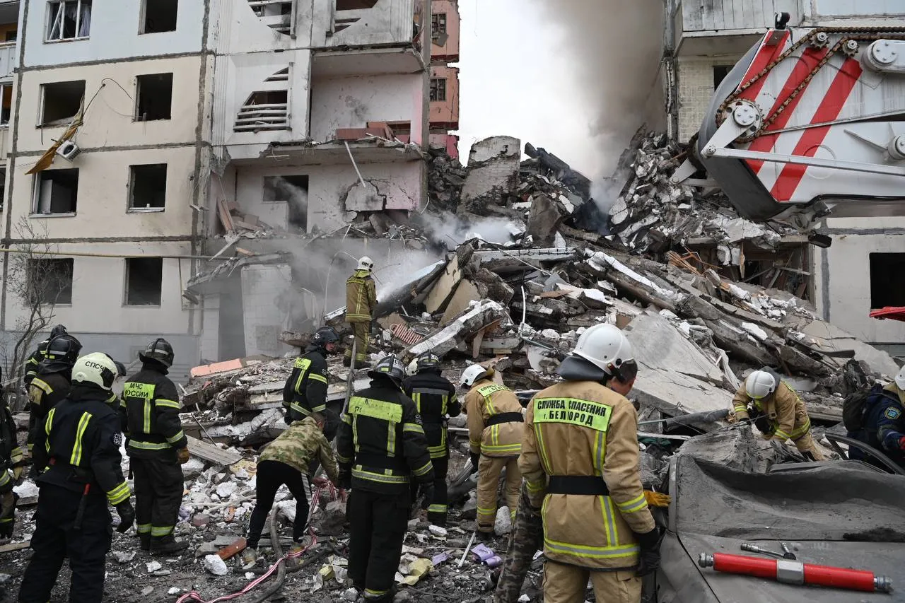 МЧС: Из-под завалов в Белгороде извлекли 12 тел погибших