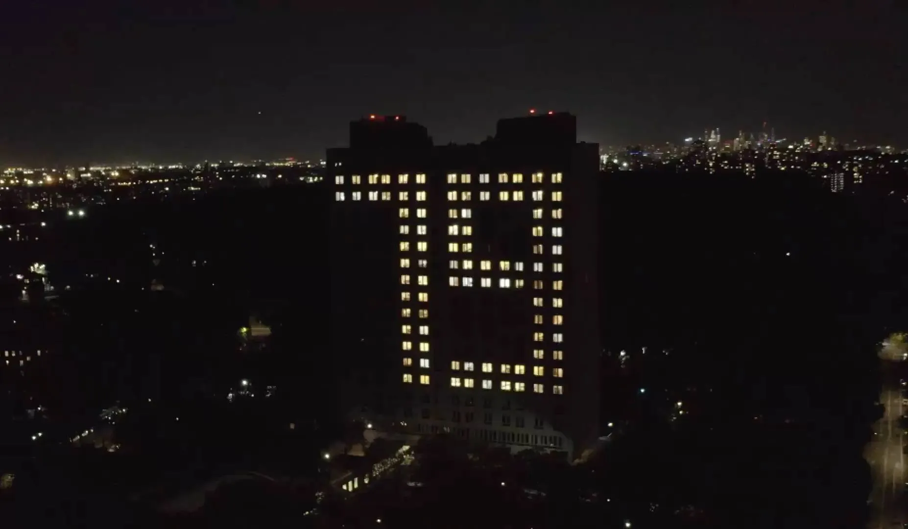 Постпредство РФ зажгло число 79 на здании в США в честь Дня Победы