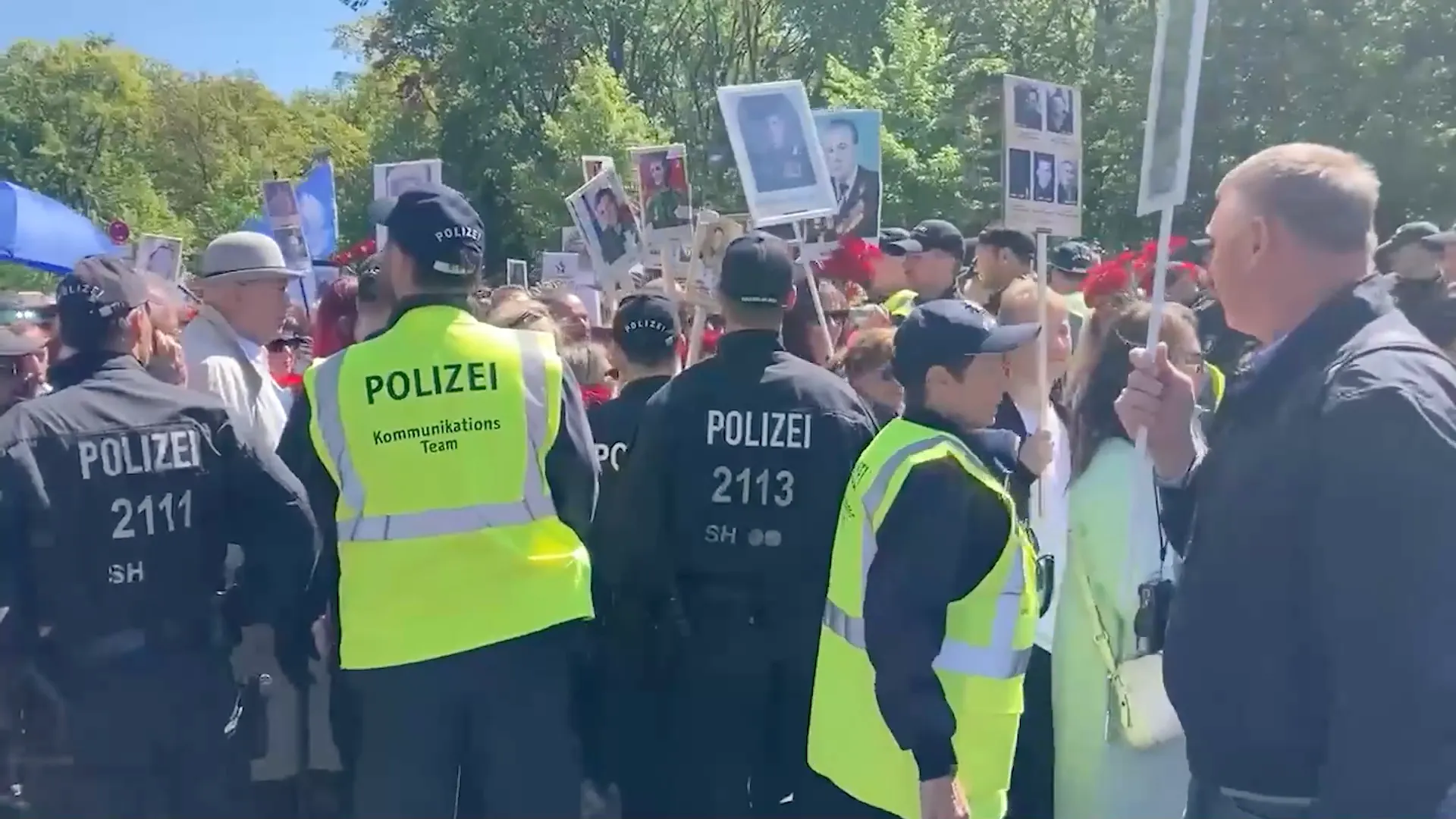 Полиция в Берлине не позволила шествию Бессмертного полка пройти единым строем